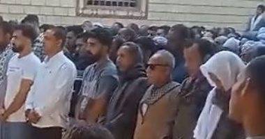 أهالى أسيوط يؤدون صلاة الجنازة على جثامين 4 ضحايا بحادث إسماعيل الليثى.. فيديو