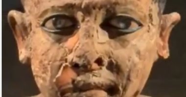 التمثال اللى "بيشوفك جوه المتحف" سر نظرة الكاتب الجالس الغامضة