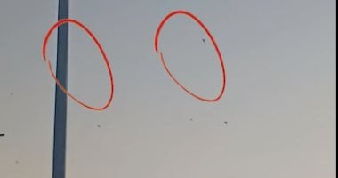  طيران سياح بالبراشوت بعيدًا عن الأهرامات