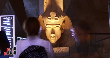 صورة اليوم.. لحظة التقاء الماضي بالحاضر في حضرة رأس إخناتون