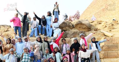 شاهد طالبات يصنعن صورة للذاكرة عند الهرم