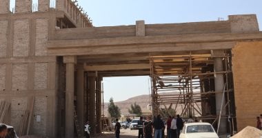 محافظ سوهاج يتفقد أعمال إنشاء أول بوابة للمدخل الغربي للمحافظة