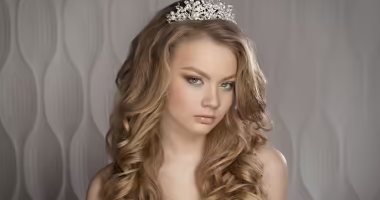 لو بتدورى على لوك مميز.. تسريحات شعر مستوحاة من ملكات الجمال