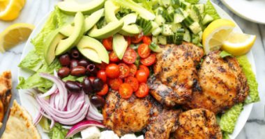 طريقة عمل سلطة صدور دجاج يونانية