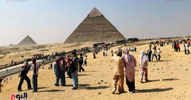 الأهرامات تبهر الزوار.. المصريون والسياح أمام سحر أبو الهول