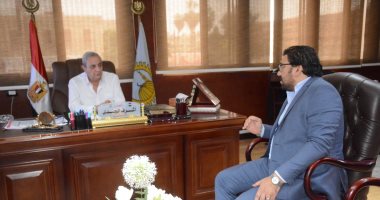 محافظ الغربية يعقد اجتماعا مع مدير التأمين الصحى لبحث نتائج جولاته الميدانية