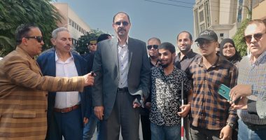 استوقفه خلال جولة.. محافظ سوهاج يوجه بتوفير فرصة عمل لشاب من ذوى الهمم