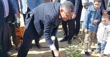 وزير الزراعة ومحافظ الجيزة يزرعان نخلة فى انطلاق مهرجان التمور بالواحات البحرية.. فيديو