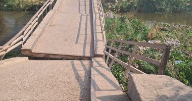 الوحدة المحلية تغلق مداخل كوبرى العتامنة بطما سوهاج بعد انهياره.. صور