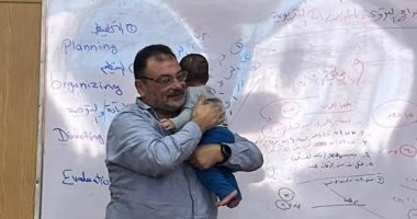 أستاذ جامعى يحمل طفل طالبة داخل المحاضرة بجامعة دمياط: اعتبرته حفيدى.. صور