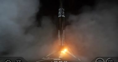 سبيس إكس تطلق 29 قمرًا صناعيًا من سلسلة ستارلينك للانترنت