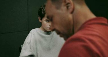 كيف تجعل المراهق يستمع إليك دون أوامر؟ طريقة سهلة متستصعبهاش