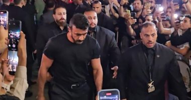 العوضى وتايسون وأحمد عيد ودينا فؤاد فى عزاء والد محمد رمضان.. صور 