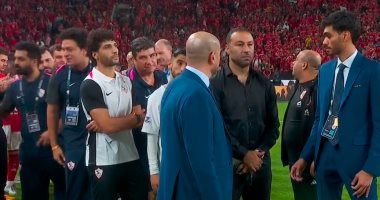 لاعبو الزمالك يتسلمون ميداليات المركز الثانى بعد خسارة السوبر أمام الأهلى