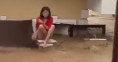 فيديو يحبس الأنفاس لفتاة محاصرة وسط مياه الفيضانات في الفلبين