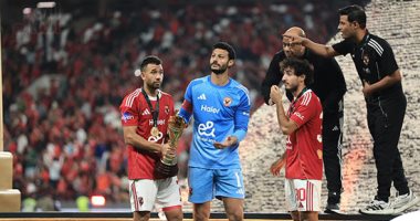 لحظة تسلم محمد الشناوى كأس السوبر المصري بعد تتويج الأهلى.. فيديو