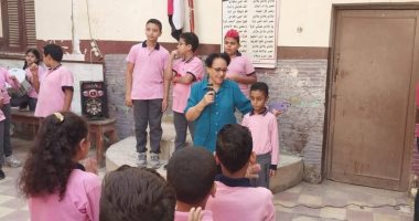 التلميذ الأمين بقنا.. عثر على أسورة ذهبية بفناء المدرسة وسلمها للأخصائي