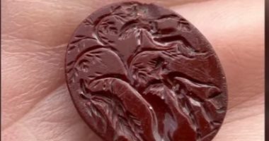 علماء الآثار يكتشفون حجرا كريما بلون الدم الأحمر فى حصن رومانى.. ما قصته؟