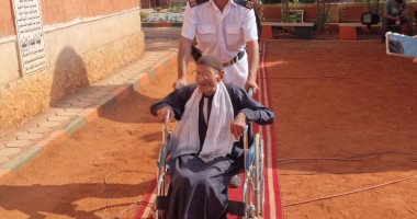 مسن على كرسى متحرك يدلى بصوته فى انتخابات مجلس النواب بسوهاج..فيديو وصور