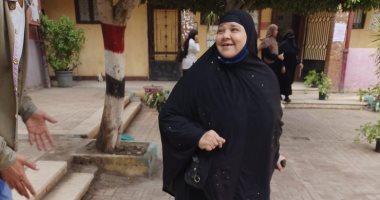 مسنة تتكئ على عكازها للإدلاء بصوتها فى انتخابات النواب بالوراق.. صور