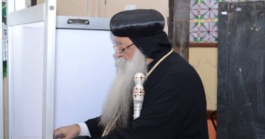 مطران دشنا بقنا يدلى بصوته فى انتخابات مجلس النواب