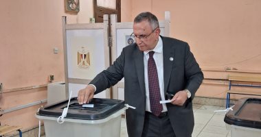 رئيس حزب الوفد يدلى بصوته فى انتخابات النواب بمدرسة بدر الإعدادية بالدقى