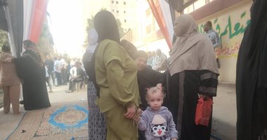 الأمومة ليست عائقا.. سيدات الهرم يتصدرن صفوف الناخبين بانتخابات مجلس النواب