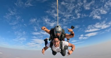 البطل الأولمبي أحمد الجندي ينفذ قفزة من ارتفاع 13 ألف قدم 