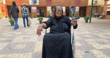 رغم كبر سنها.. زينب تدلى بصوتها فى انتخابات النواب على كرسى متحرك