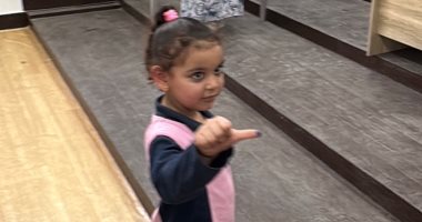 الجدة والحفيدة أمام الصناديق فى الجيزة.. درس في الانتماء داخل اللجان  