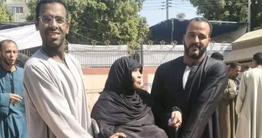 شباب إسنا يدعمون كبار السن أمام اللجان للتصويت فى انتخابات مجلس النواب