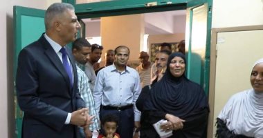 محافظ أسوان يتفقد اللجان الانتخابية ويشيد بإقبال السيدات على المشاركة الإيجابية