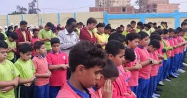 طلاب مدرسة بالقناطر الخيرية يؤدون صلاة الغائب على ضحايا حادث 3 سيارات