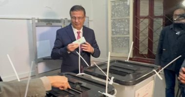 وزير الزراعة يُدلي بصوته في انتخابات النواب بمدرسة الرمل بالإسكندرية