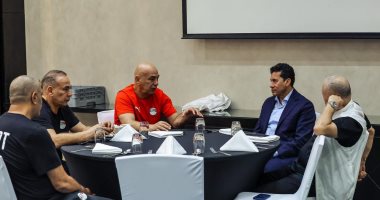 وزير الرياضة وهانى أبو ريدة يجتمعان بمنتخب مصر فى معسكر الإمارات