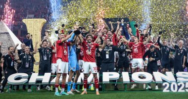 فريق الكرة بالنادي الأهلي بعد التتويج بالسوبر المصري