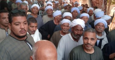 طوابير للناخبين أمام لجان قرية العشى بالأقصر للتصويت بانتخابات النواب.. صور