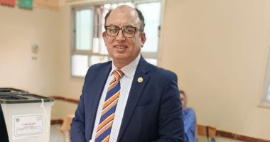 رئيس جامعة حلوان يدلي بصوته فى انتخابات النواب بمدرسة نهضة مصر بأكتوبر