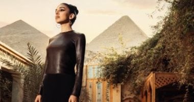 سلمى أبو ضيف فى جلسة تصوير جديدة أمام الأهرامات