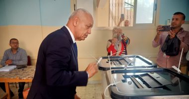 مصطفى بكرى يدلى بصوته بانتخابات مجلس النواب ويؤكد: المنافسة شديدة