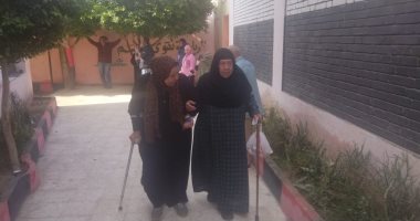 سيدتان تشاركان فى انتخابات مجلس النواب بالحوامدية بالعكاز