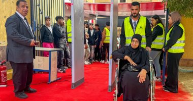 سيدة على كرسى متحرك تدلى بصوتها بانتخابات مجلس النواب بلجان الشيخ زايد