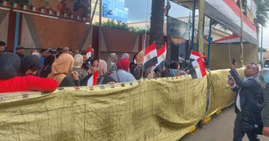 توافد الناخبين على دائرة الجمرك بالإسكندرية للإدلاء بأصواتهم بانتخابات مجلس النواب