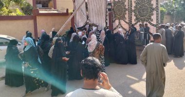 غرفة التنسيقية تبرز إقبالا كثيفا من الناخبين على لجان الاقتراع بالأقصر.. صور