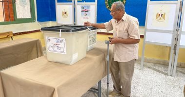 بالعكاز.. مسن يدلى بصوته فى انتخابات مجلس النواب بالجيزة.. صور