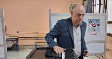 عبد الله غراب وزير البترول الأسبق يدلى بصوته فى انتخابات مجلس النواب بالدقى