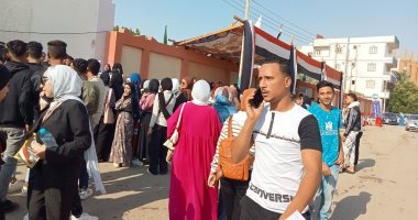 إقبال الشباب فى الوادى الجديد على لجان انتخابات مجلس النواب.. صور