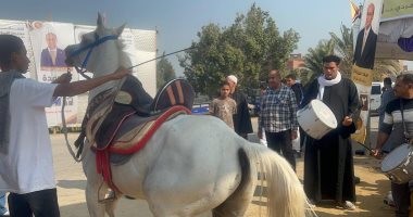احتفالات بالمزمار والخيول أمام لجان انتخابات مجلس النواب بالفيوم