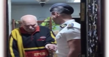 الشرطة تساعد مسنًا بالإسكندرية على الإدلاء بصوته فى انتخابات النواب.. صور