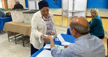 المرأة تثبت حضورها بقوة فى أول أيام التصويت بانتخابات النواب بالجيزة.. صور